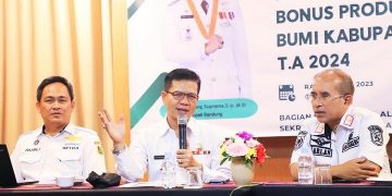 Bupati Bandung Dadang Supriatna menyampaikan Dana Bagi Hasil Migas