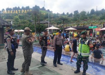 Petugas gabungan berjaga di kawasan wisata Darajat Garut