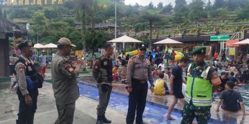 Petugas gabungan berjaga di kawasan wisata Darajat Garut