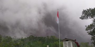 Foto : Awan Panas Guguran (APG) Gunung Merapi terpantau dari Pos Pengamatan Babadan, Jumat (8/12). (BPPTKG/Pos Babadan)