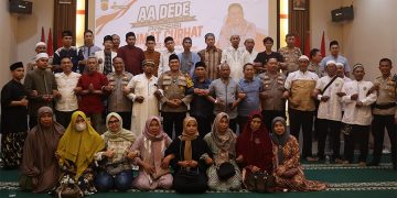 Kapolres Sukabumi berfoto bersama PJU dan warga di Jum'at Curhat