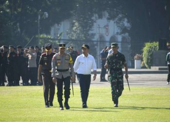 Kapolda Jabar Irjen Pol Akhmad Wiyagus didampingi Pj Gubernur Jabar Bey Machmudin dan Panglima TNI Mayen Erwin Djatniko (FOTO: Humas Jabar)