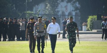 Kapolda Jabar Irjen Pol Akhmad Wiyagus didampingi Pj Gubernur Jabar Bey Machmudin dan Panglima TNI Mayen Erwin Djatniko (FOTO: Humas Jabar)