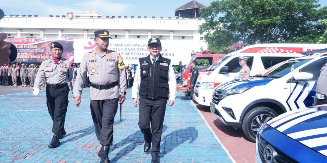 Pj Bupati Bekasi Dani Ramdan bersama Kapolres Metro Bekasi, Kombes Pol. Twedy Aditya Bennyahdi melakukan pemeriksaan pasukan pada Apel Gelar Pasukan Operasi Kepolisian Terpusat Lilin 2023, di Mapolres Metro Bekasi, Cikarang Utara, Kamis (21/12/2023). Foto : Dok/Humas Polres Metro Bekasi.