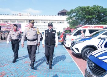 Pj Bupati Bekasi Dani Ramdan bersama Kapolres Metro Bekasi, Kombes Pol. Twedy Aditya Bennyahdi melakukan pemeriksaan pasukan pada Apel Gelar Pasukan Operasi Kepolisian Terpusat Lilin 2023, di Mapolres Metro Bekasi, Cikarang Utara, Kamis (21/12/2023). Foto : Dok/Humas Polres Metro Bekasi.