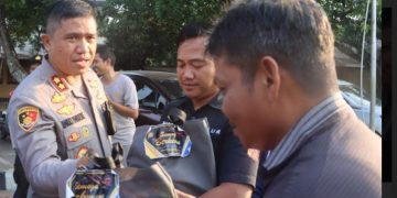 Kapolres Sukabumi, AKBP Maruly Pardede, bersama jajaran Bhayangkari berikan tali asih kepada petugas Pospam Operasi Lilin Lodaya 2023, Senin (25/12/2023) (Foto: Istimewa)