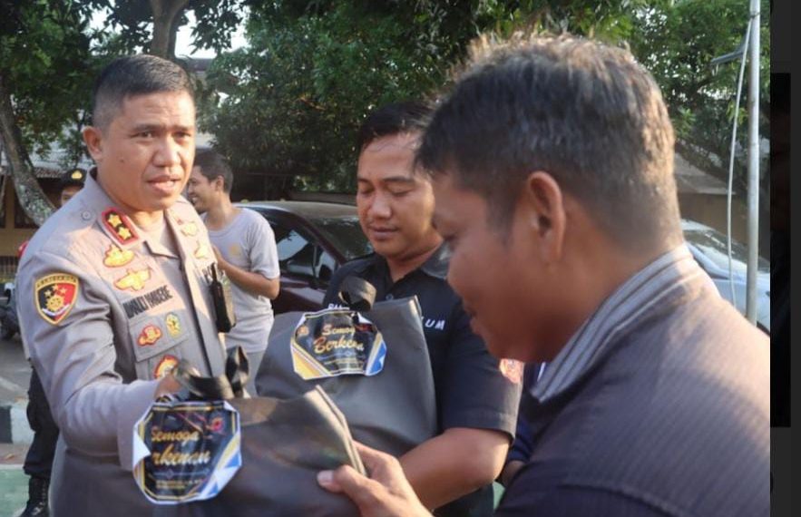 Kapolres Sukabumi, AKBP Maruly Pardede, bersama jajaran Bhayangkari berikan tali asih kepada petugas Pospam Operasi Lilin Lodaya 2023, Senin (25/12/2023) (Foto: Istimewa)