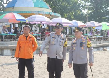 Kapolres Sukabumi, AKBP Maruly Pardede, memantau langsung aktivitas pengunjung mengisi liburan di Obyek Wisata Pantai Istiqomah, Citepus, Sukabumi, Rabu (27/12/2023).(Foto: Istimewa)