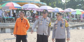 Kapolres Sukabumi, AKBP Maruly Pardede, memantau langsung aktivitas pengunjung mengisi liburan di Obyek Wisata Pantai Istiqomah, Citepus, Sukabumi, Rabu (27/12/2023).(Foto: Istimewa)