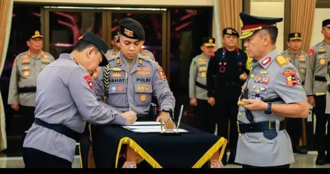 Kapolri Jenderal Listyo Sigit Prabowo melantik Brigjen Aan Suhanan sebagai Kepala Korps Lalu- Lintas (Kakorlantas) Polri, di Gedung Rupatama Mabes Polri, Kamis (14/12/2023).