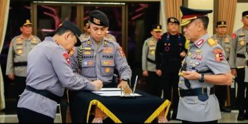 Kapolri Jenderal Listyo Sigit Prabowo melantik Brigjen Aan Suhanan sebagai Kepala Korps Lalu- Lintas (Kakorlantas) Polri, di Gedung Rupatama Mabes Polri, Kamis (14/12/2023).