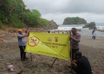 Polisi awasi Pantai Karang Tawulan