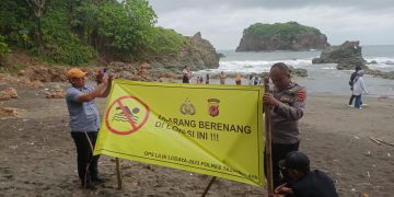 Polisi awasi Pantai Karang Tawulan