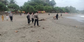 Polisi berjaga di Pantai Madasari Pangandaran