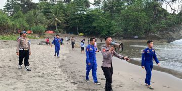 Polisi mengingatkan warga yang rekreasi di Pantai Madasari Pangandaran
