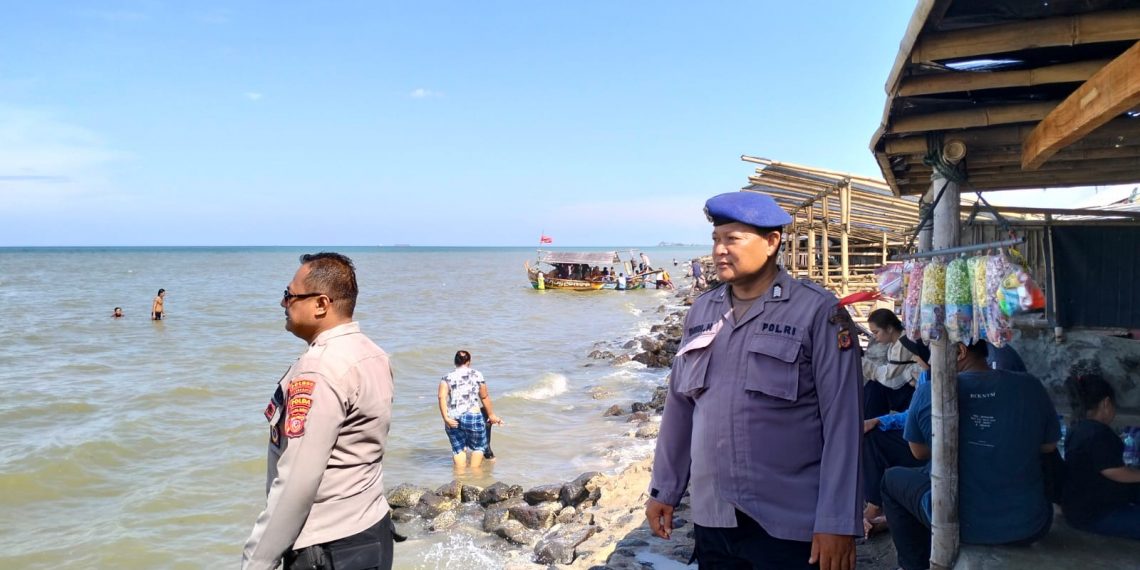 Polisi memantau situasi di obyek wisata pantai di Indramayu