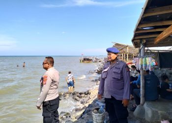 Polisi memantau situasi di obyek wisata pantai di Indramayu