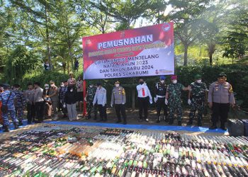 Polres Sukabumi menggelar pemusnahan minumas keras (miras) serta narkotika dan obat terlarang (Narkoba), Kamis (21/12/2023). Pemusnahan berlangsung di Lapang Canghegar, Kompleks Olahraga Jl. Jend. Ahmad Yani, Citepus, Kec. Palabuhanratu.