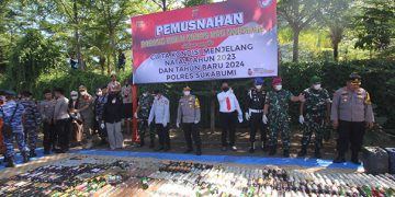 Polres Sukabumi menggelar pemusnahan minumas keras (miras) serta narkotika dan obat terlarang (Narkoba), Kamis (21/12/2023). Pemusnahan berlangsung di Lapang Canghegar, Kompleks Olahraga Jl. Jend. Ahmad Yani, Citepus, Kec. Palabuhanratu.