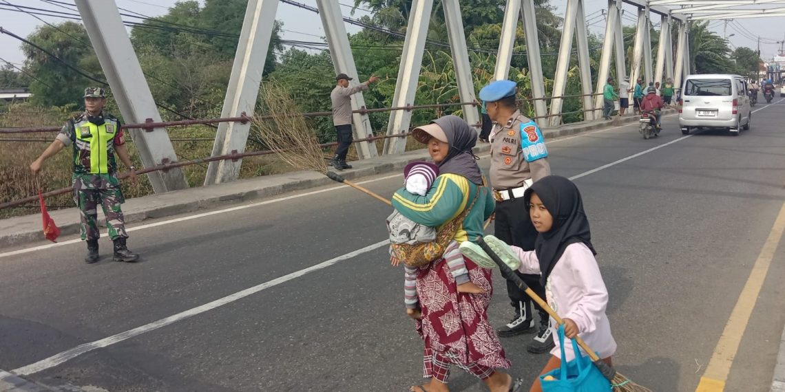 Aparat gabungan tertibkan penyapu jalan koin di Jembatan Sewo Indramayu