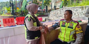 Petugas Pom Pam dicek kesehatan