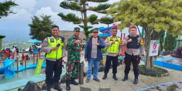 Petugas gabungan bersiaga penuh saat kunjungan wisata Darajat naik