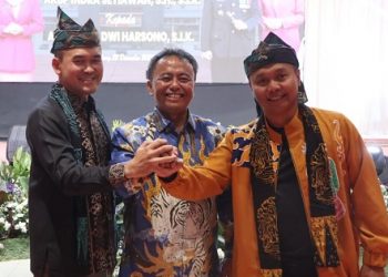 Pj Bupati Sumedang Herman Suryatman menghadiri kegiatan malam pisah sambut Kapolres Sumedang dari AKBP Indra Setiawan SH. S.IK. kepada AKBP Joko Dwiharsono, S.IK, Jumat malam (22/12) di Ballroom Asia Plaza Sumedang.