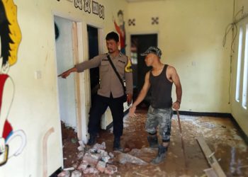Petugas Polres Sukabumi meninjau rumah terkena dampak tanah longor