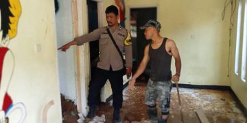 Petugas Polres Sukabumi meninjau rumah terkena dampak tanah longor