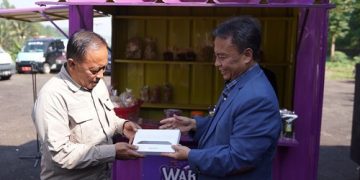 Bantuan warung boks kontainer dan tablet disalurkan oleh Pj Bupati Sumedang Herman Suryatman untuk pemasaran produk UMKM di 26 desa.
