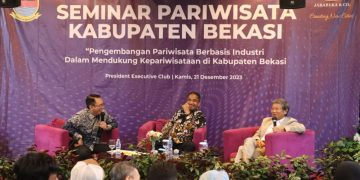 Pj Bupati Bekasi Dani Ramdan tampil sebagai Moderator pada Seminar Pengembangan Pariwisata Berbasis Industri yang digelar Dinas Pariwisata Kabupaten Bekasi di Hotel President Ecxecutive Club Jababeka pada Kamis (21/12/2023). FOTO : JAJA JAELANI/NEWSROOM D ISKOMINFOSANTIK.