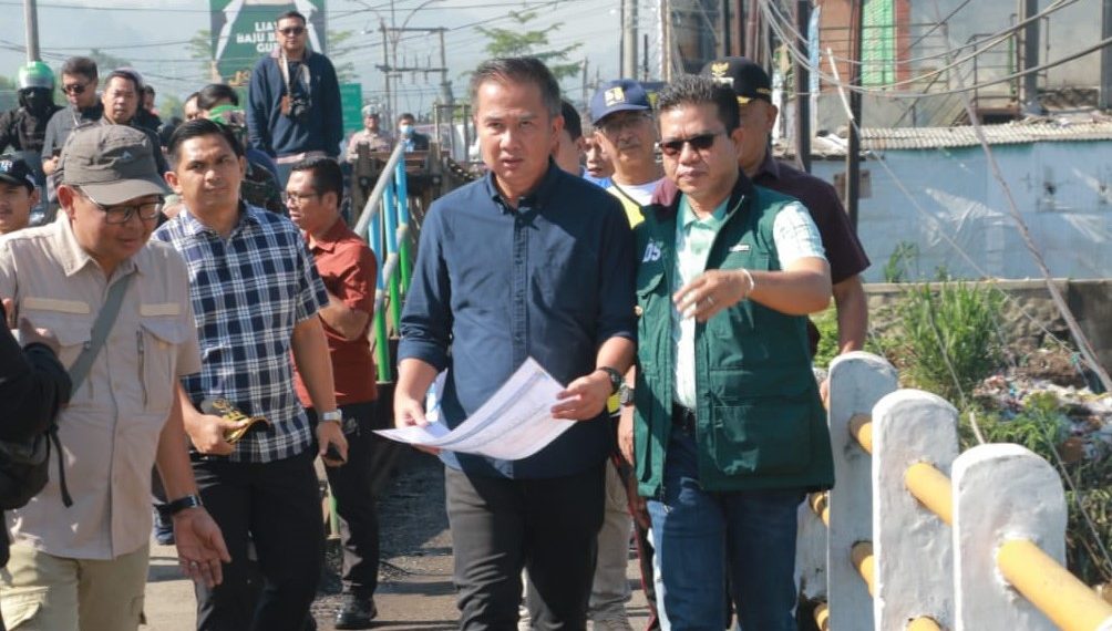 Meninjau jembatan Citarum Dayeuhkolot