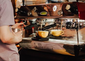 Barista di cafe bikin kopi