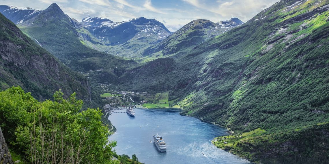 liburan akhir tahun kapal pesiar sungai pegunungan