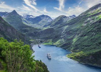 liburan akhir tahun kapal pesiar sungai pegunungan