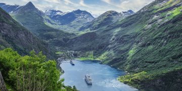 liburan akhir tahun kapal pesiar sungai pegunungan