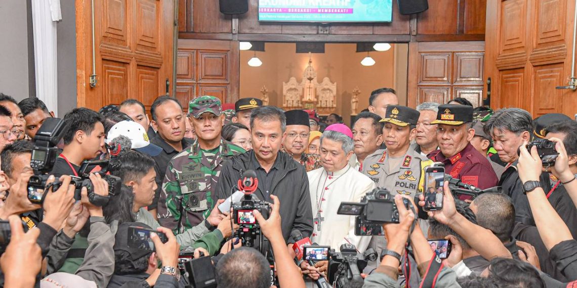 Kunjungan gereja di malam Natal