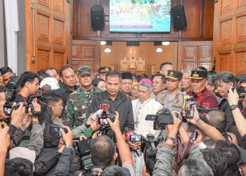 Kunjungan gereja di malam Natal