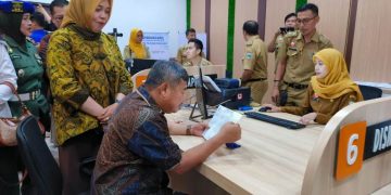 Bupati Garut Rudy Gunawan meresmikan mal pelayanan publik garut.