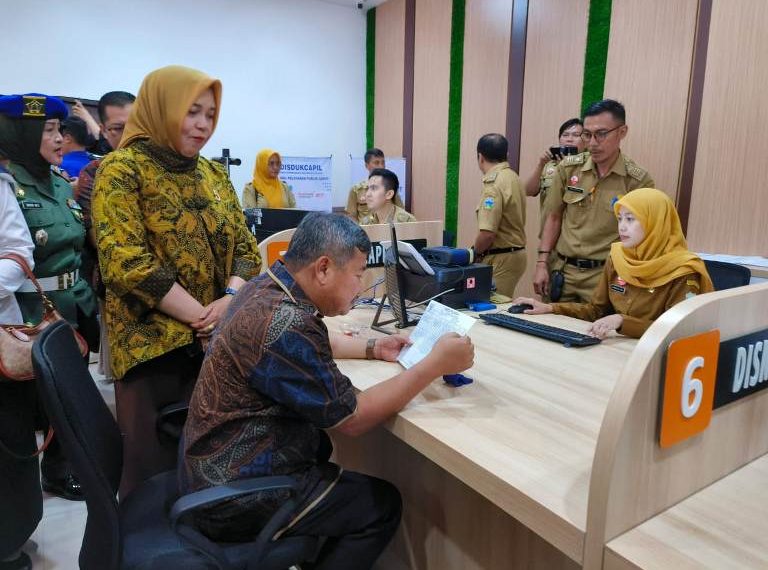 Bupati Garut Rudy Gunawan meresmikan mal pelayanan publik garut.