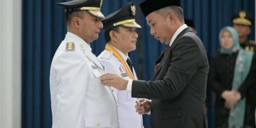 Penjabat Gubernur Jawa Barat Bey Machmudin atas nama Presiden RI melantik Penjabat Bupati Subang Imran dan Penjabat Bupati Majalengka Dedi Supandi di Aula Barat Gedung Sate, Kota Bandung, Selasa (19/12/2023).