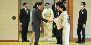Presiden Jokowi bersama para pemimpin negara ASEAN menghadiri jamuan minum teh yang digelar Kaisar Jepang Naruhito dan Permaisuri Masako di Istana Kekaisaran, Tokyo, Jepang, Senin (18/12/2023). (Foto: BPMI Setpres)