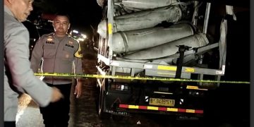 Barang bukti tabung Compressed Natural Gas (CNG) dalam peristiwa ledakan di Jalan Raya Sukabumi-Bogor, (27/112003). Polres Sukabumi buka sayembara karena satu tabung lagi hingga kini belum ditemukan.