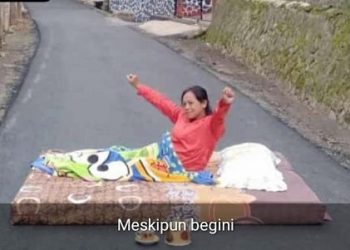 Warga tiduran di badan jalan