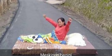 Warga tiduran di badan jalan