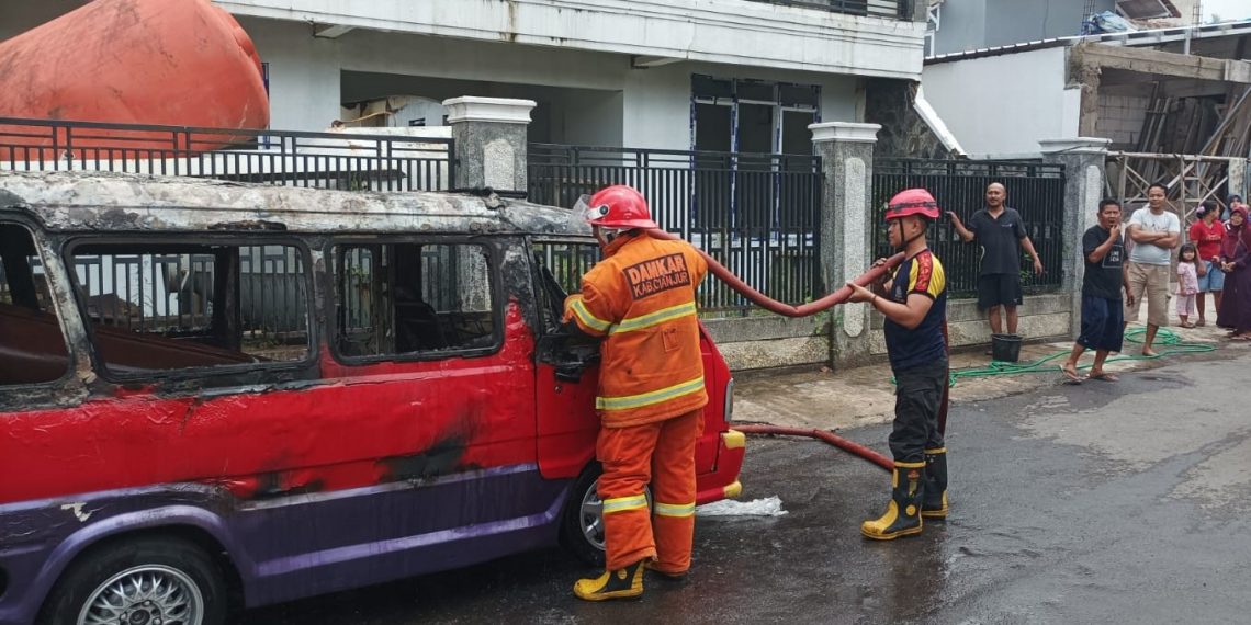 Angkot terbakar di Cianjur akibat percikan api di bagian mesin yang menyulut bahan bakar kendaraan itu Sabtu (6/1/2024) (FOTO: Polsek Cianjur Kota Polres Cianjur)