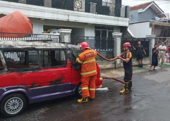 Angkot terbakar di Cianjur akibat percikan api di bagian mesin yang menyulut bahan bakar kendaraan itu Sabtu (6/1/2024) (FOTO: Polsek Cianjur Kota Polres Cianjur)