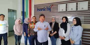 Bupati Garut, Rudy Gunawan, menyatakan kesiapannya untuk mengembalikan operasional Bank BPR Intan Jabar (BIJ) dengan standar profesionalitas yang lebih tinggi. Hal itu disampaikan usai kunjungannya ke kantor BIJ di Jalan Pramuka, Kecamatan Garut Kota, Kabupaten Garut, Jumat (12/1/2023).