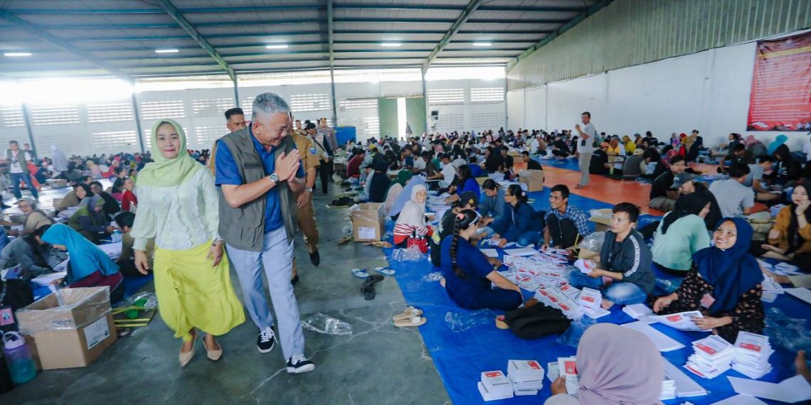 Pj Wali Kota Bandung, Bambang Tirtoyuliono optimis tahapan sortir lipat surat suara di Kota Bandung dapat selesai tepat waktu pada 18 Januari 2024 mendatang.