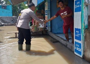 Bhabinkamtimbas patroli di kawasan banjir Rancaekek